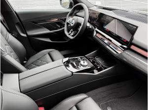 BMW 540 540d xDrive Touring * M Sportpaket * Panorama Glasdach * Lenkradheizung * Integral-Aktivlenkung * Bo