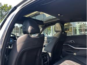 BMW 330 e xDrive M Sport //HeadUp Stop&Go Schiebedach 19 LM