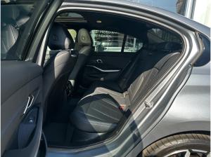 BMW 330 e xDrive M Sport //HeadUp Stop&Go Schiebedach 19 LM