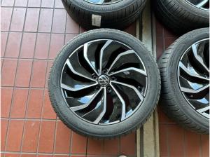 Volkswagen Golf VIII 1.5 eTSI DSG R-Line Kamera LED Sitzhzg APP