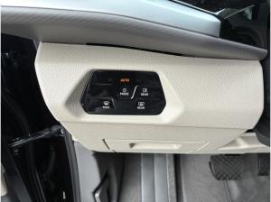 Volkswagen Multivan Life Motor: 2,0 l TDI SCR Getriebe: 7-Gang-Doppelkupplungsgetriebe Radstand: 3124 mm KÜ kurzer Überh