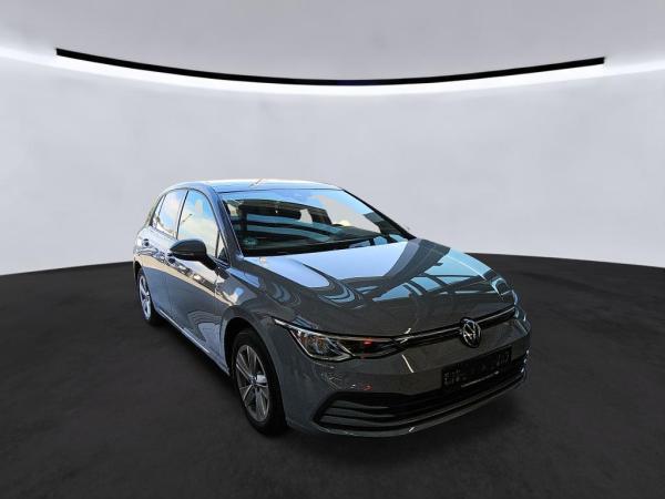 Volkswagen Golf VIII Lim. Life 1.5 TSI - Pano LED Navi AHK GJR Standhzg PDC DAB Keyless ACC
