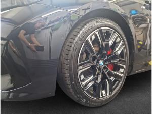 BMW i5 M60 MPaketPro AHK Pano LED B&W