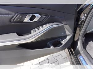 BMW 330 330e xDrive Touring M Sport HeadUp AHK Glasdach 360Kamera Harman/Kardon eSitze LED