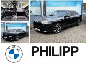 BMW i7 M70 xDrive M Permance Two-Tone B&W TV Lounge