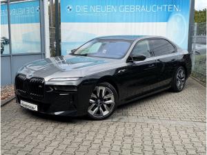 BMW i7 M70 xDrive M Permance Two-Tone B&W TV Lounge