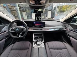 BMW i7 M70 xDrive M Permance Two-Tone B&W TV Lounge