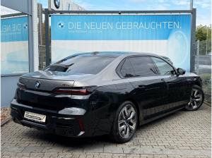 BMW i7 M70 xDrive M Permance Two-Tone B&W TV Lounge