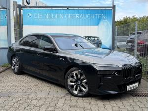 BMW i7 M70 xDrive M Permance Two-Tone B&W TV Lounge