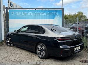 BMW i7 M70 xDrive M Permance Two-Tone B&W TV Lounge
