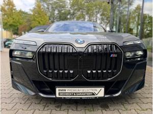 BMW i7 M70 xDrive M Permance Two-Tone B&W TV Lounge