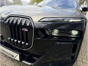 BMW i7 M70 xDrive M Permance Two-Tone B&W TV Lounge