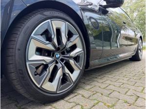 BMW i7 M70 xDrive M Permance Two-Tone B&W TV Lounge
