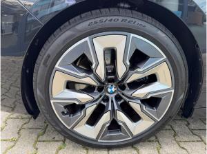 BMW i7 M70 xDrive M Permance Two-Tone B&W TV Lounge