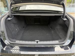 BMW i7 M70 xDrive M Permance Two-Tone B&W TV Lounge