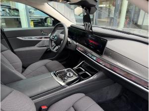 BMW i7 M70 xDrive M Permance Two-Tone B&W TV Lounge