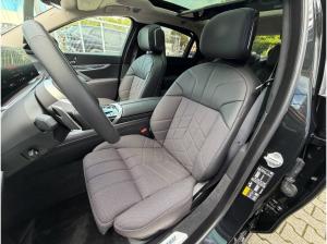 BMW i7 M70 xDrive M Permance Two-Tone B&W TV Lounge