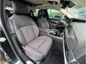 BMW i7 M70 xDrive M Permance Two-Tone B&W TV Lounge