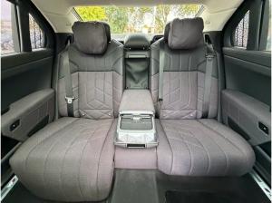 BMW i7 M70 xDrive M Permance Two-Tone B&W TV Lounge