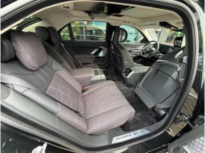 BMW i7 M70 xDrive M Permance Two-Tone B&W TV Lounge