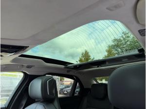 BMW i7 M70 xDrive M Permance Two-Tone B&W TV Lounge
