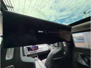 BMW i7 M70 xDrive M Permance Two-Tone B&W TV Lounge