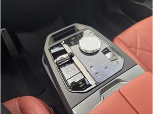 BMW ix M70 xDrive M Sportpaket Luftfederung Bowers & Wilkins uvm.