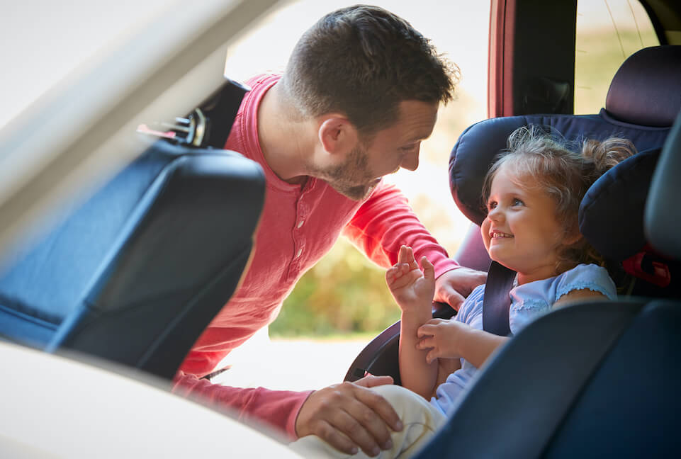 Kind im Auto: Von Kindersitz bis Hörbuch – Tipps & Tricks!