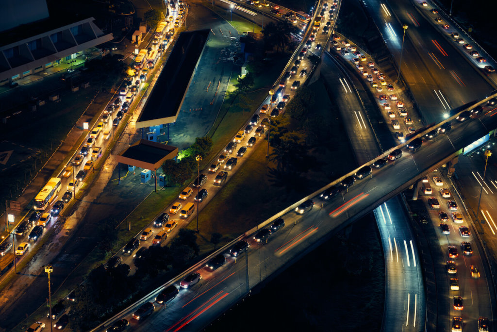 stau auf autobahn bei nacht