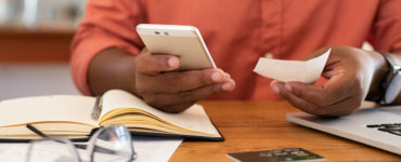 mann mit handy und fahrtenbuch