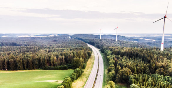 autobahn mit windrädern