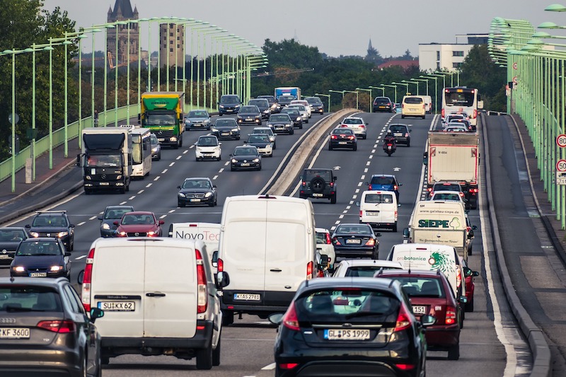 autos im straßenverkehr