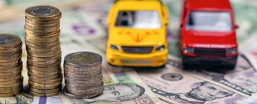 kleine spielzeugautos auf geldscheinen