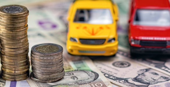 kleine spielzeugautos auf geldscheinen