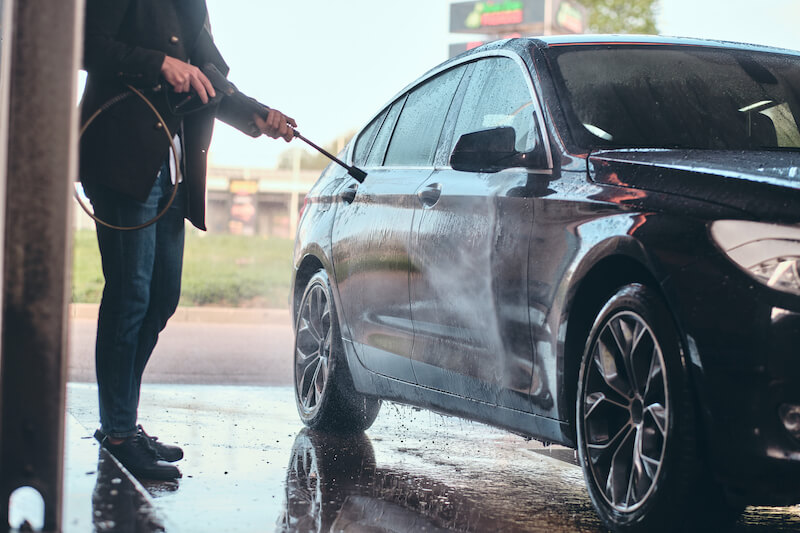 auto mit hochdruckreiniger abspritzen