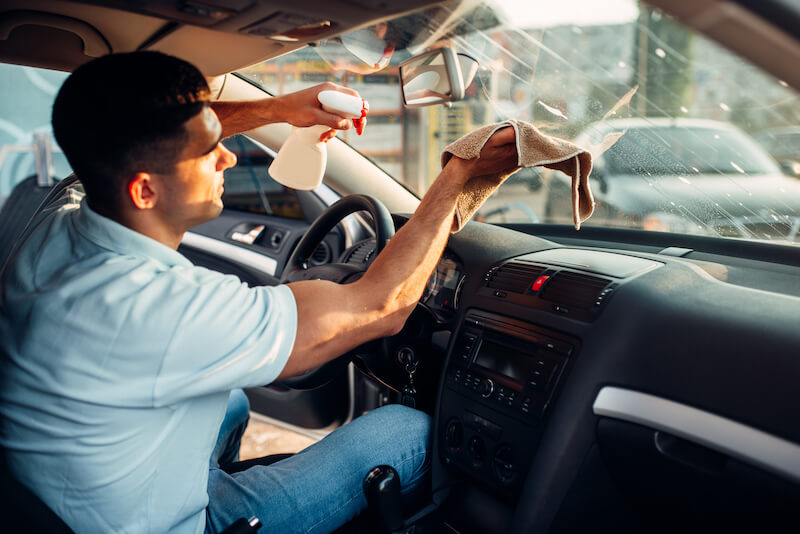 autoscheibe von innen reinigen