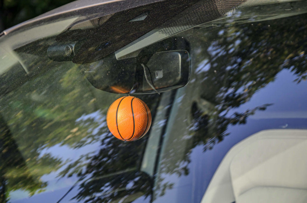 kleiner basketball am autospiegel