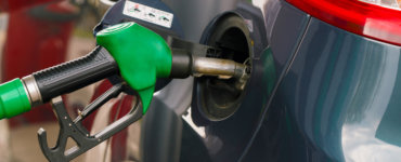 zapfpistole im auto an tankstelle