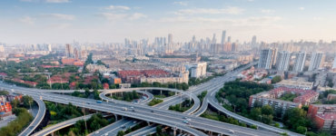 autobahn mit großstadt im hintergrund