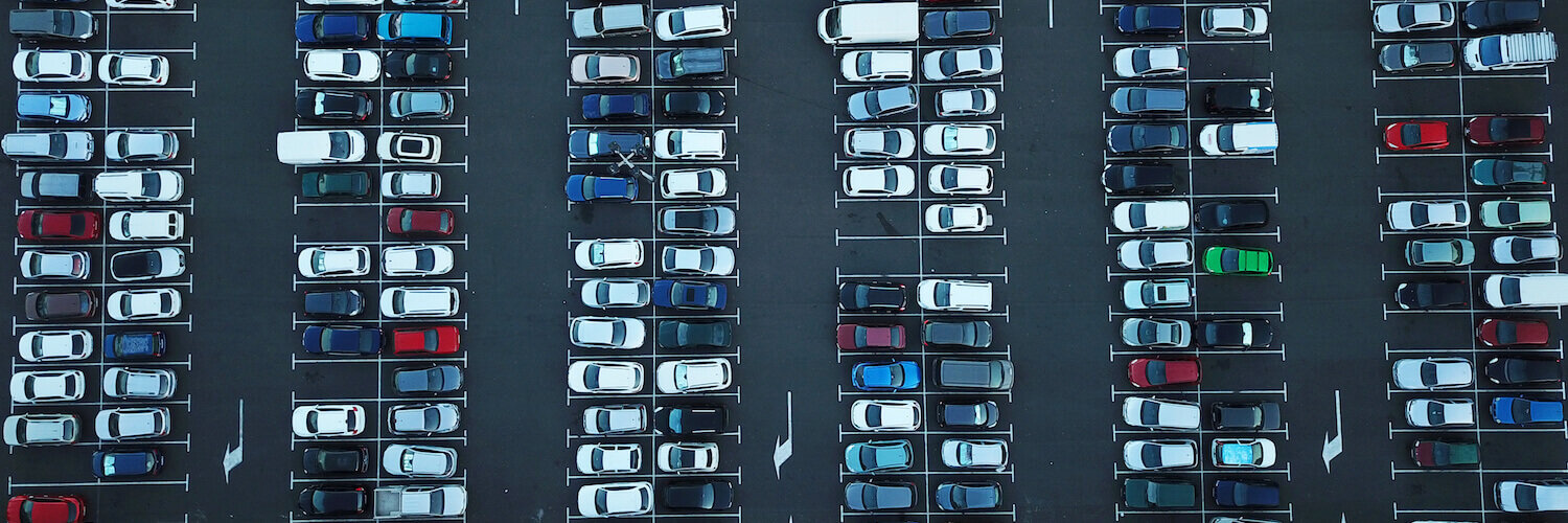 parkplatz mit autos