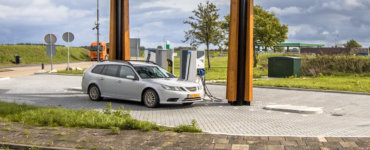 elektroauto an ladestation