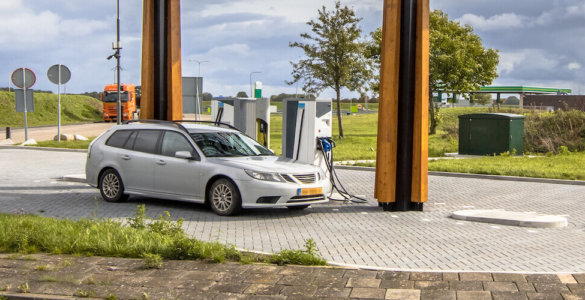 elektroauto an ladestation