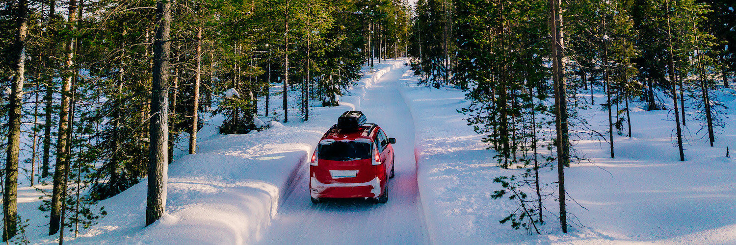 auto mit dachbox im schnee