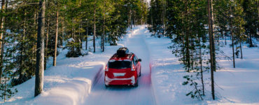 auto mit dachbox im schnee