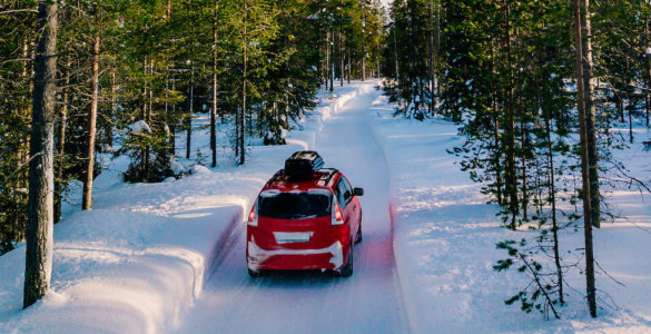 auto mit dachbox im schnee