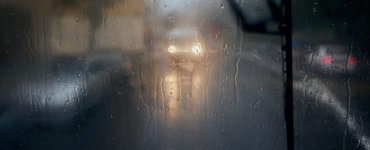 beschlagene autoscheibe bei regen