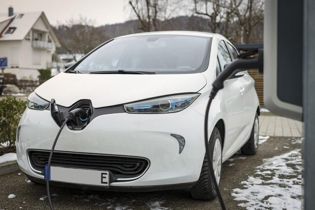 elektroauto mit e kennzeichen an ladestation