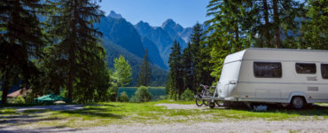 wohnwagen anhänger in den bergen