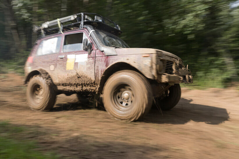 geländewagen fährt in offroad gebiet