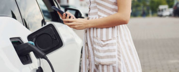 elektroauto am ladekabel